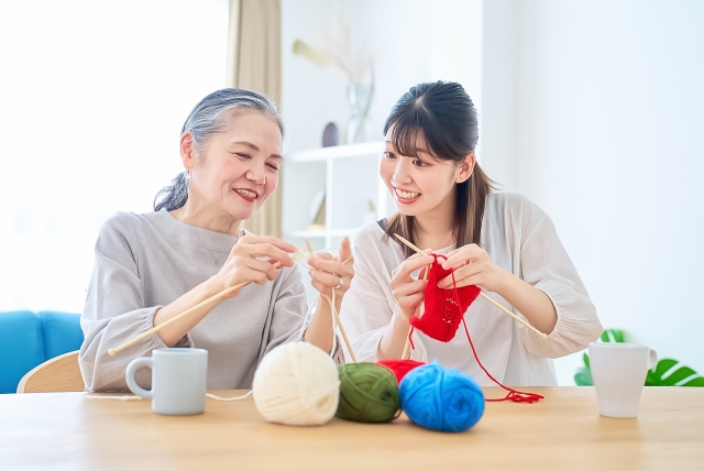 編み物をする祖母と孫