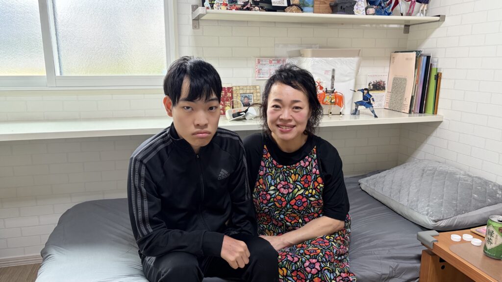 “いつも気を張っていた暮らし”から、“少し離れて見守れる暮らし”へ。 障害のある息子と暮らす自宅に『ころやわフロア』を導入 