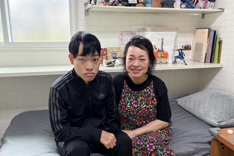 “いつも気を張っていた暮らし”から、“少し離れて見守れる暮らし”へ。 障害のある息子と暮らす自宅に『ころやわフロア』を導入 